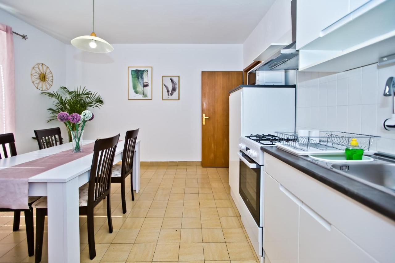 Apartments And Rooms Marija Hvar Town Bagian luar foto