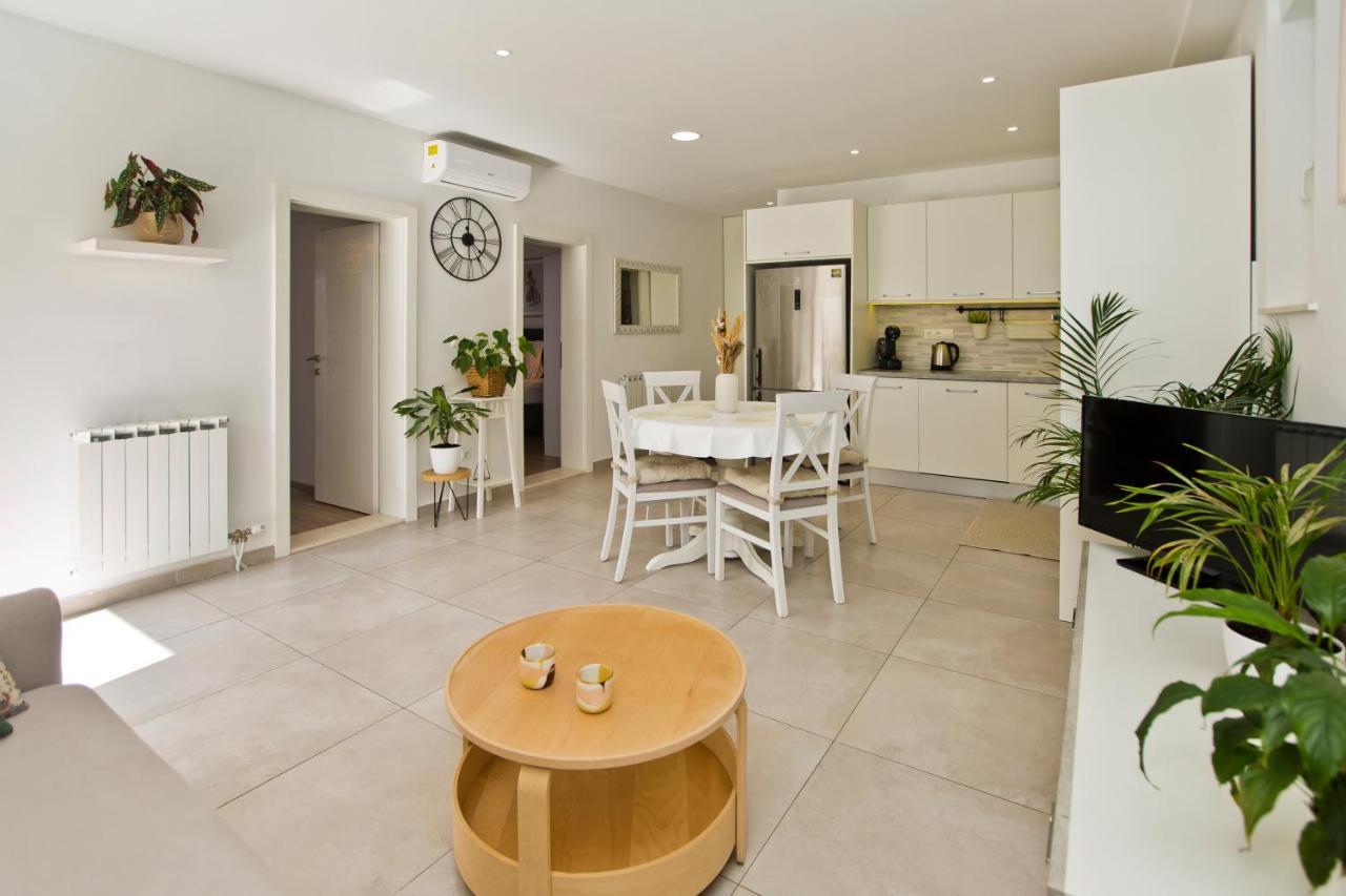 Apartments And Rooms Marija Hvar Town Bagian luar foto