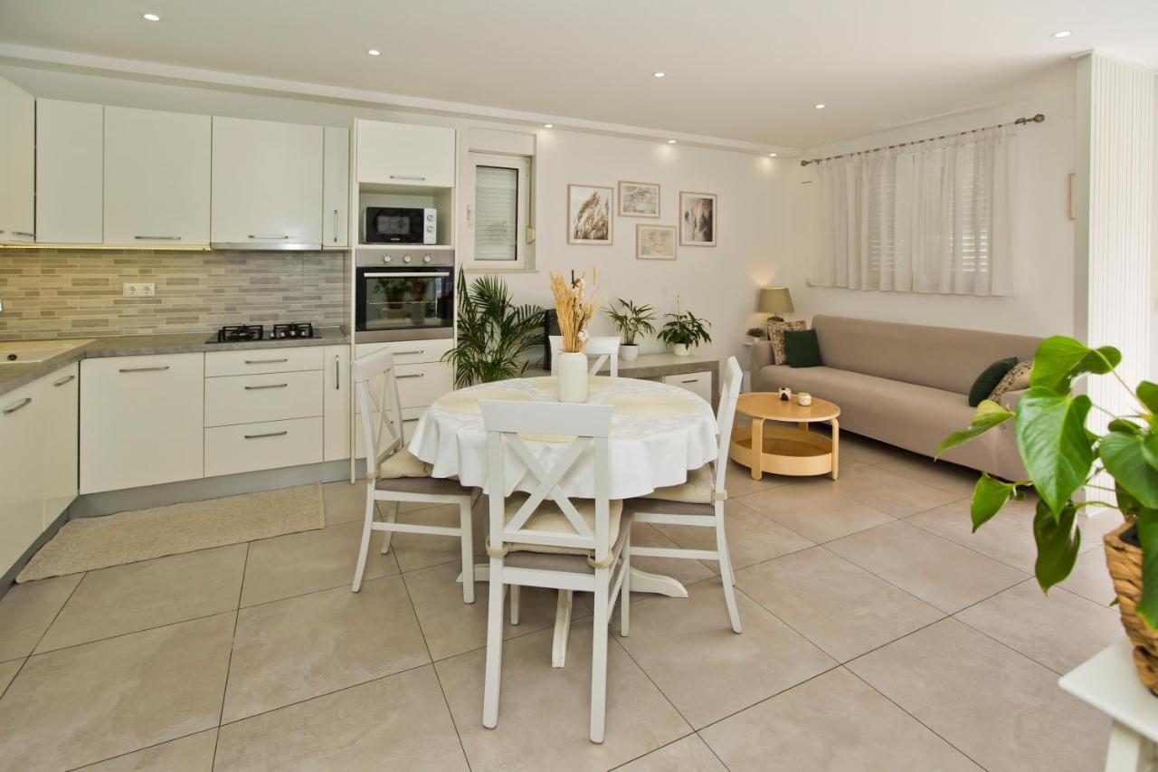 Apartments And Rooms Marija Hvar Town Bagian luar foto